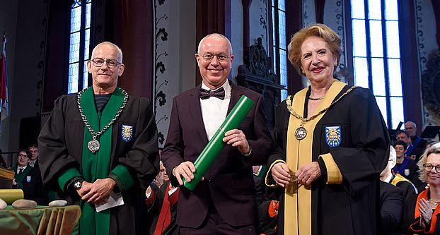 Michael Steinacher receiving a honorary doctorate from the Faculty of Sciences from Dean Prof. Marcel Mayor. 